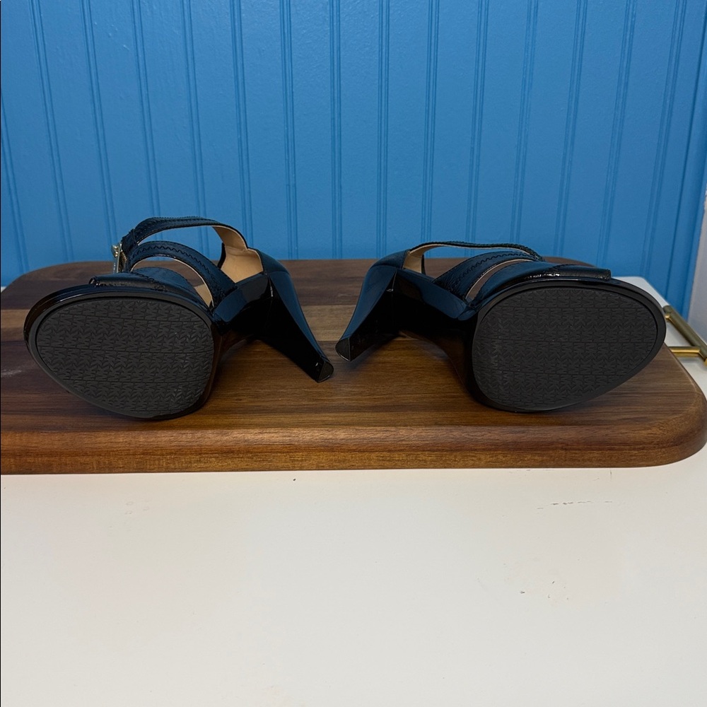 👠 LIKE NEW Michale Kors Black Patent Strappy Sandals Size 7 - Picture 6 of 7